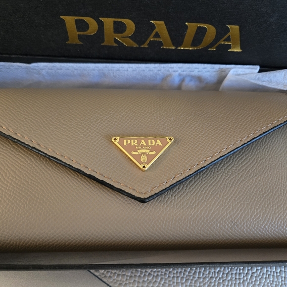 Designer Inspired wallet - Picture 3 of 11